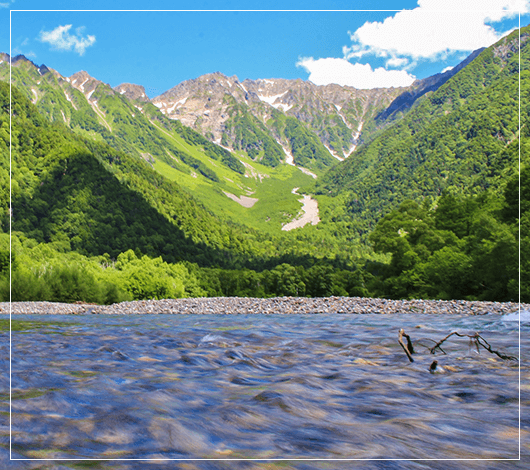 こだわりの天然水を使用